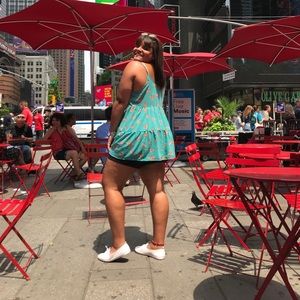 Meet your Posher, Larissa